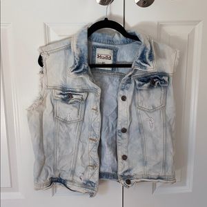 Sleeveless jeans jacket
